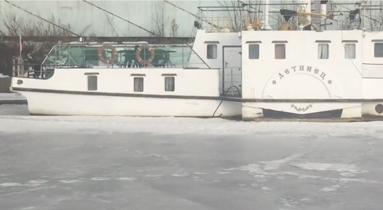 Из-за температурных качелей сразу два судна в акватории Малой Невки терпели бедствие